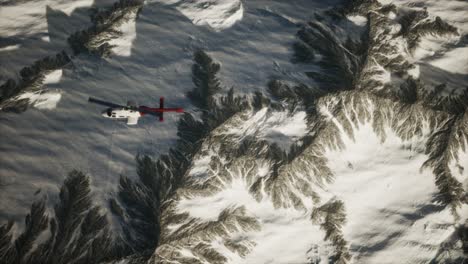 Helicóptero-Sobre-Montañas-En-La-Nieve
